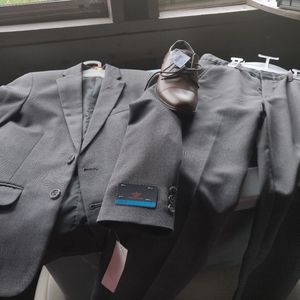 Boys 2 piece suit w/shoes